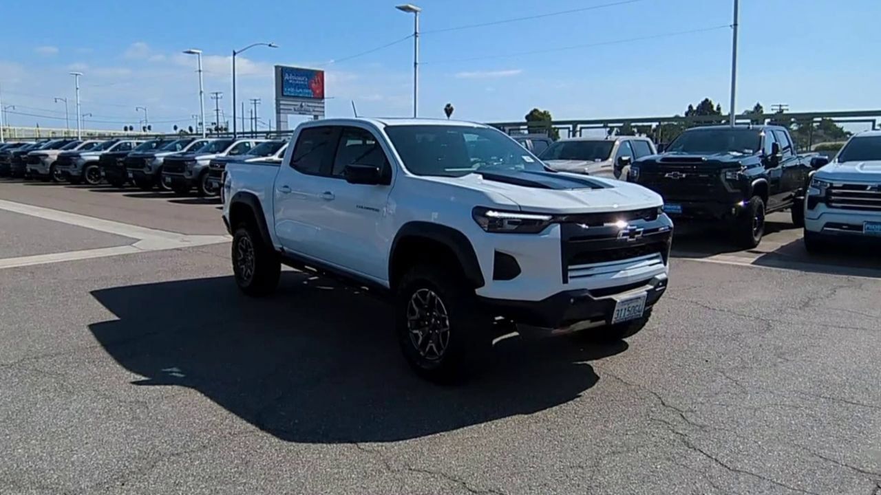 Used 2025 Chevrolet Colorado ZR2 w/ Technology Package AWD/4WD image 2