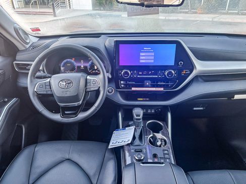 New 2026 Toyota Highlander Platinum image 15