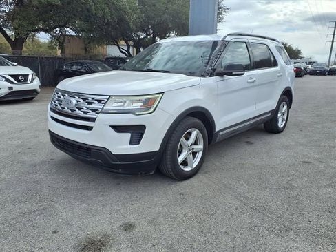 Used 2018 Ford Explorer XLT w/ Equipment Group 201A image 3