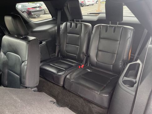 Used 2017 Ford Explorer XLT w/ Equipment Group 202A AWD/4WD image 32