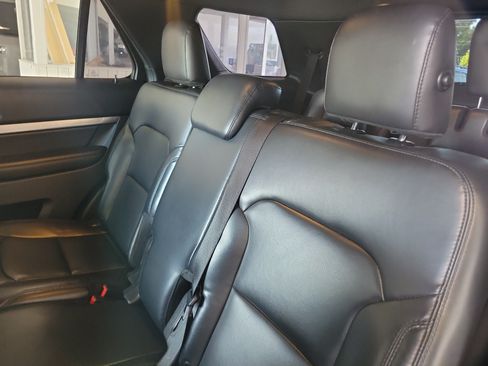 Used 2019 Ford Explorer XLT w/ Equipment Group 202A FWD image 14