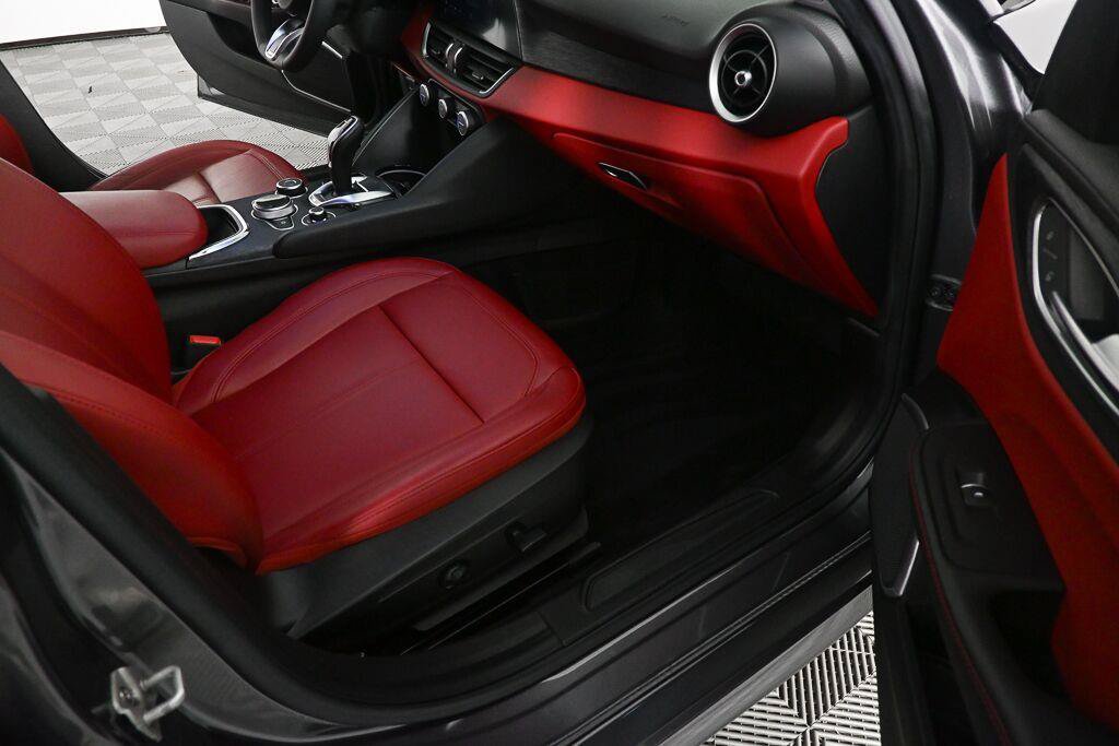 Used 2020 Alfa Romeo Giulia w/ Nero Edizione RWD image 21