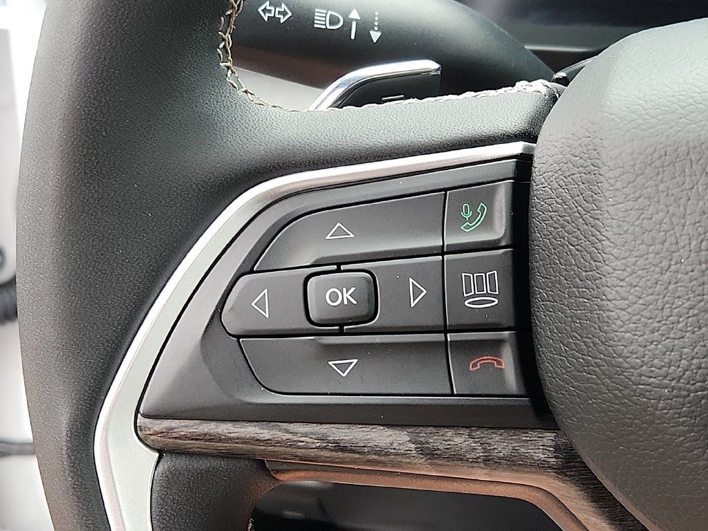 Used 2023 Jeep Grand Cherokee L Limited w/ Luxury Tech Group II AWD/4WD image 21