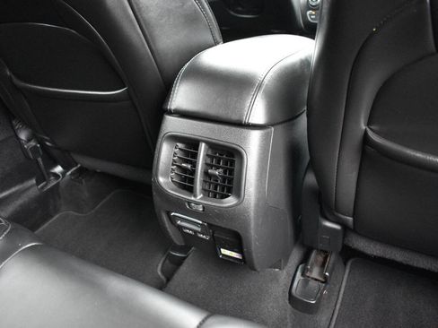 Used 2019 Jeep Cherokee Latitude Plus w/ Comfort/Convenience Group FWD image 12
