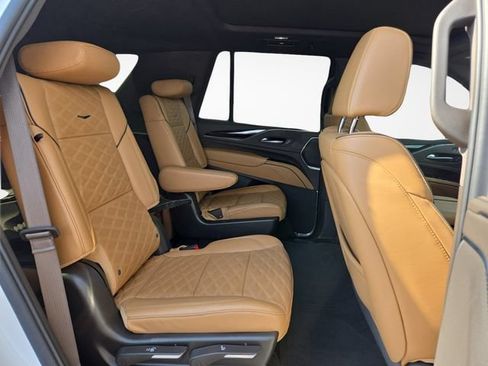 Certified 2024 Cadillac Escalade Premium Luxury AWD/4WD image 39