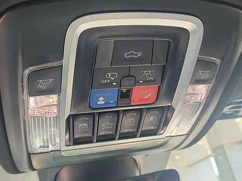 Used 2023 RAM 1500 Laramie AWD/4WD image 11
