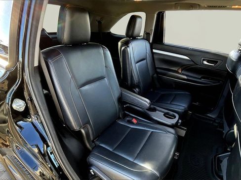 Used 2018 Toyota Highlander XLE image 27