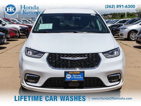 Used 2024 Chrysler Pacifica Touring-L FWD image 8