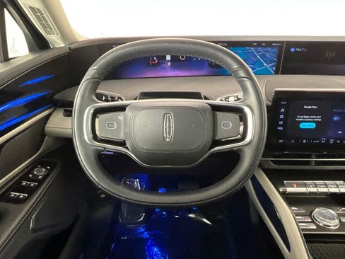 Used 2025 Lincoln Nautilus Premier AWD/4WD image 11