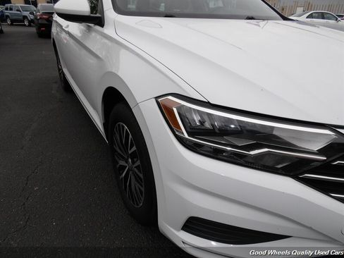 Used 2020 Volkswagen Jetta SE w/ SE Cold Weather Package FWD image 10