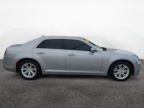 Used 2018 Chrysler 300 Touring w/ Driver Convenience Group image 8