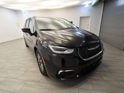 Used 2024 Chrysler Pacifica Limited FWD image 7