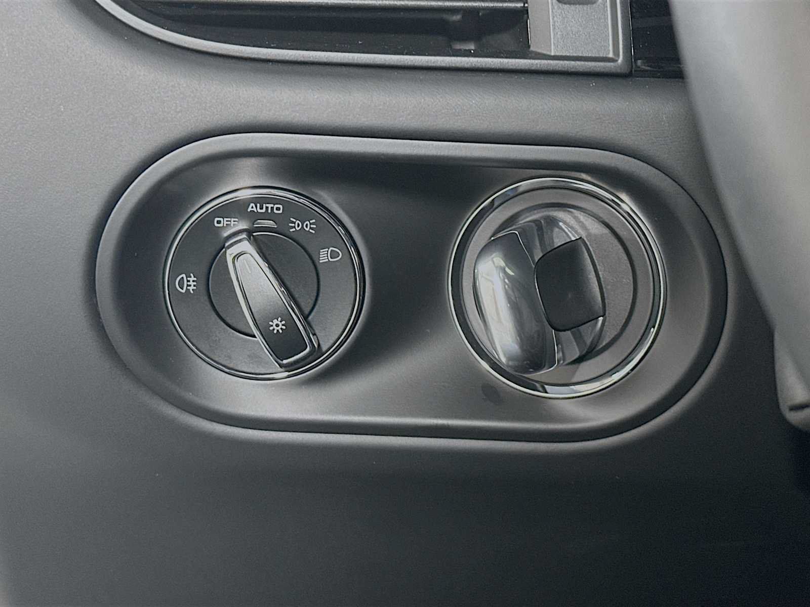 Certified 2025 Porsche Macan AWD/4WD image 14