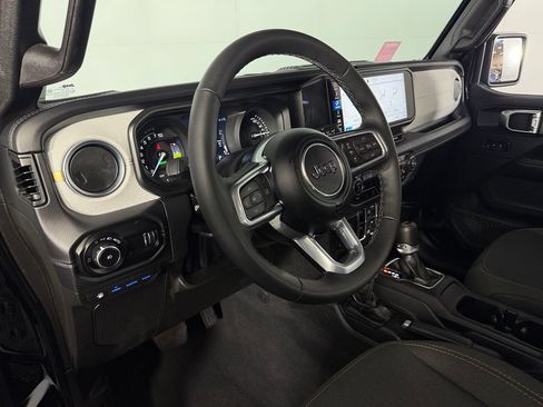 Used 2025 Jeep Wrangler Unlimited Sahara AWD/4WD image 21