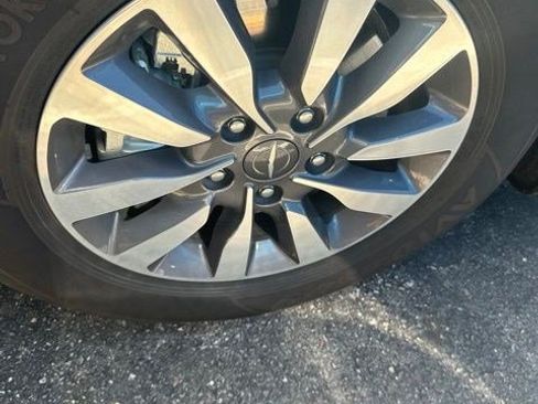 Used 2025 Chrysler Pacifica Select FWD image 2