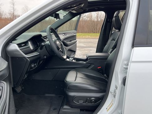 Used 2024 Jeep Grand Cherokee Limited w/ Luxury Tech Group II image 14