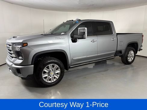 Used 2025 Chevrolet Silverado 2500 High Country w/ Technology Package AWD/4WD image 6