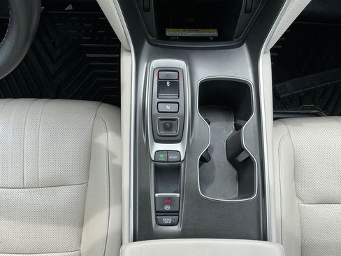 Used 2018 Honda Accord Touring image 9