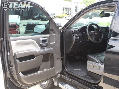 Used 2018 Chevrolet Silverado 1500 Custom w/ Custom Convenience Package AWD/4WD image 10