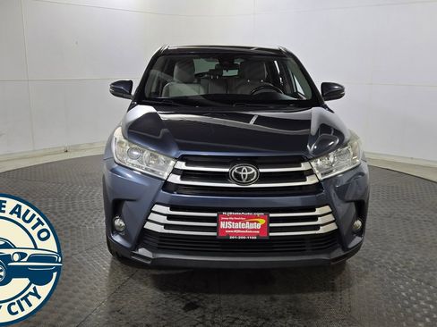 Used 2019 Toyota Highlander Plus AWD/4WD image 2