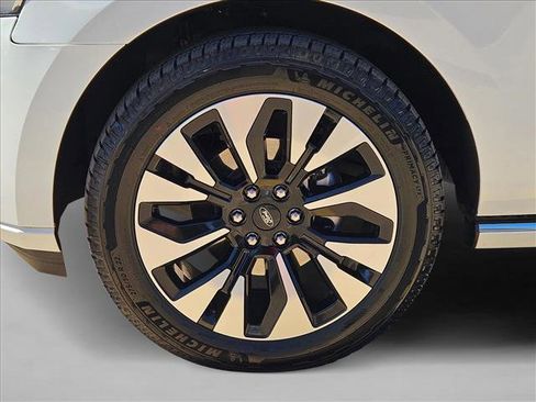 Used 2022 Ford Expedition Platinum image 25