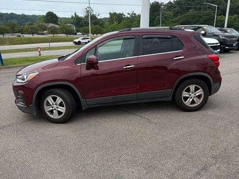 Used 2017 Chevrolet Trax LT w/ LT Convenience Package FWD image 6