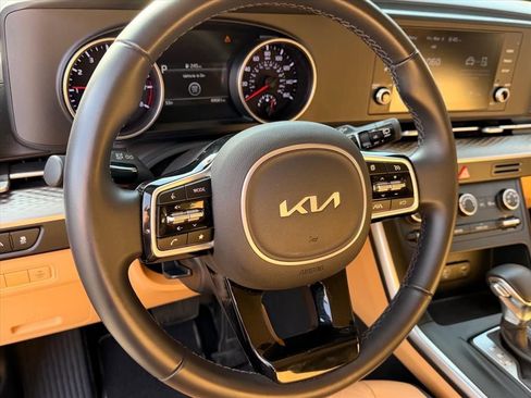 Used 2022 Kia Carnival LX image 16