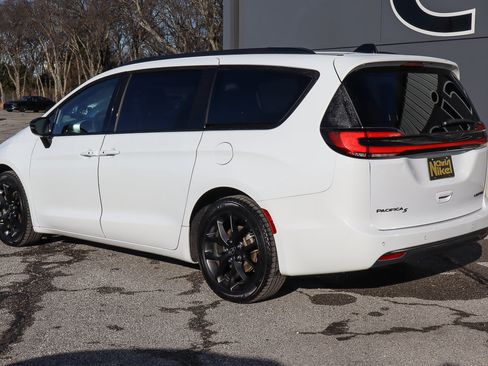 Used 2025 Chrysler Pacifica Limited image 6