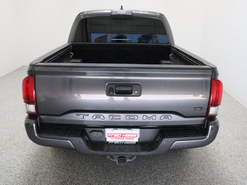 Used 2018 Toyota Tacoma TRD Sport w/ Technology Package RWD image 8