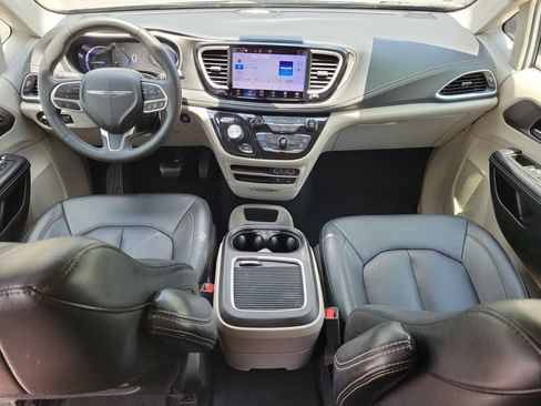 Used 2022 Chrysler Pacifica Touring-L FWD image 21