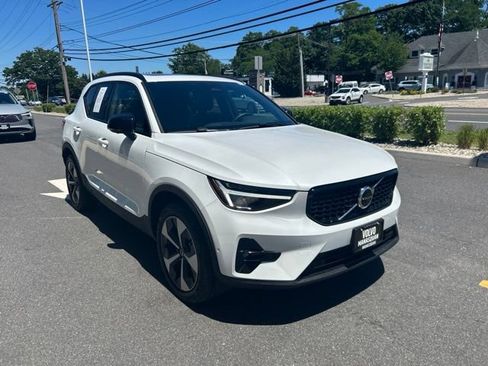 Used 2025 Volvo XC40 B5 Plus AWD/4WD image 6