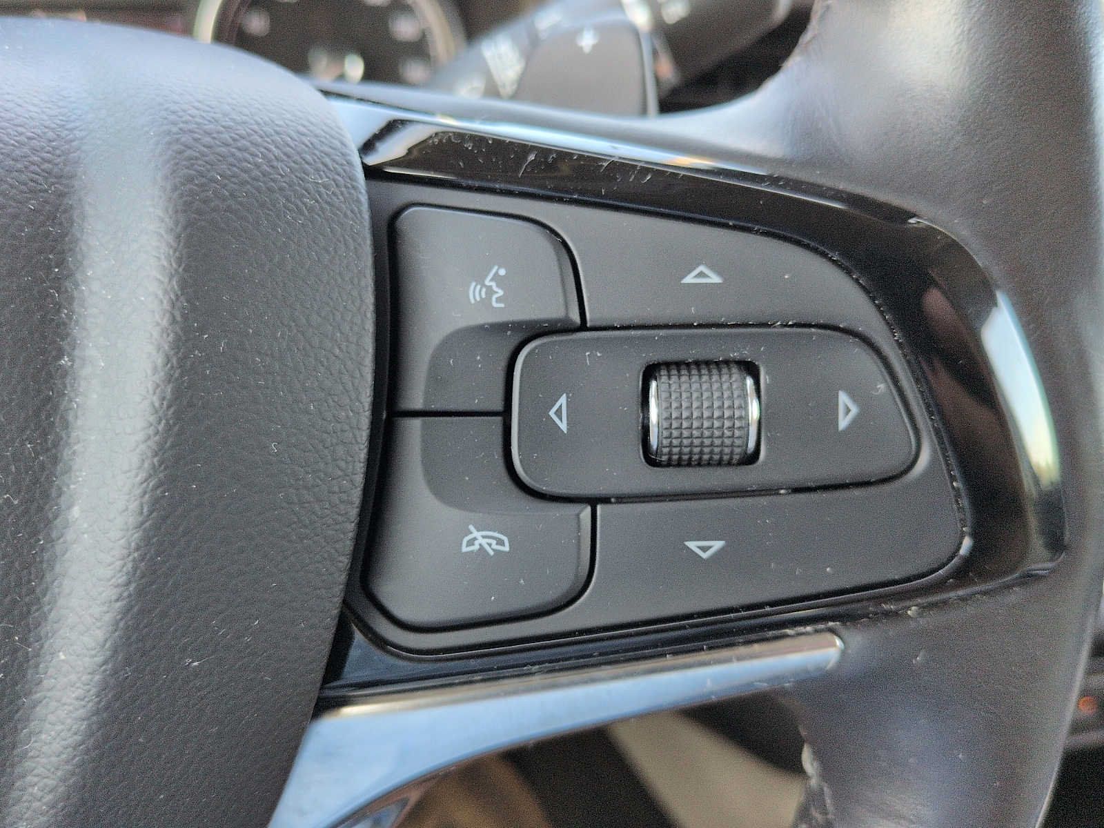 Used 2023 Buick Enclave Essence FWD image 17