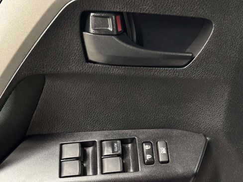 Used 2018 Toyota RAV4 LE AWD/4WD image 28