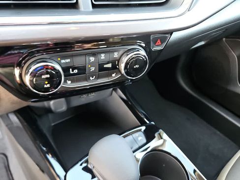 Used 2025 Chevrolet Trax ACTIV FWD image 28