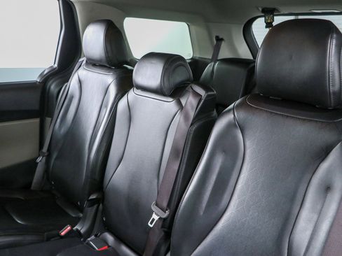 Used 2025 Kia Carnival FWD image 24