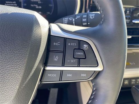 Used 2024 Toyota Highlander Limited image 23