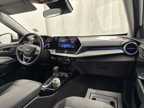 Used 2025 Chevrolet Trax LT w/ LT Convenience Package FWD image 13