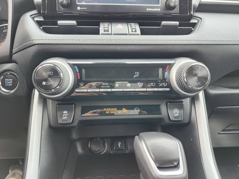 Used 2021 Toyota RAV4 XLE Premium image 30