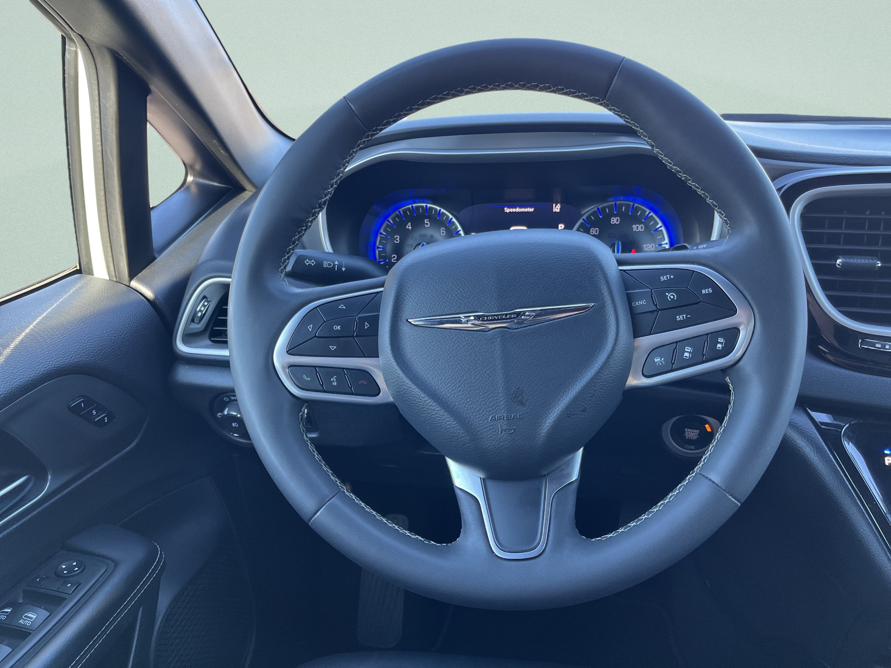 Used 2025 Chrysler Pacifica Select FWD image 24
