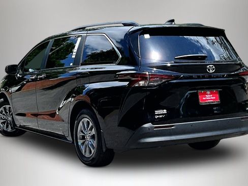 Used 2026 Toyota Sienna XLE FWD image 4