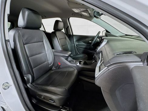 Used 2024 GMC Terrain SLT image 25