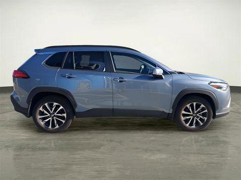 Used 2024 Toyota Corolla Cross XLE image 6