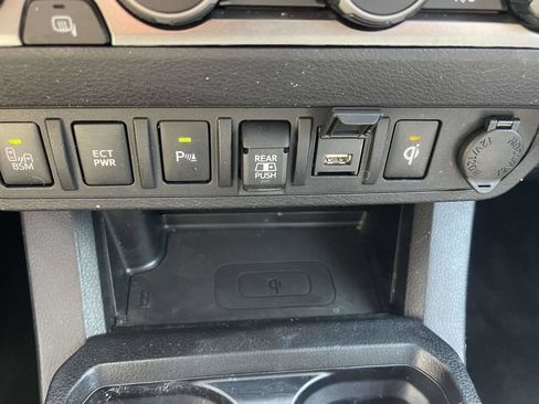 Used 2021 Toyota Tacoma Limited AWD/4WD image 30