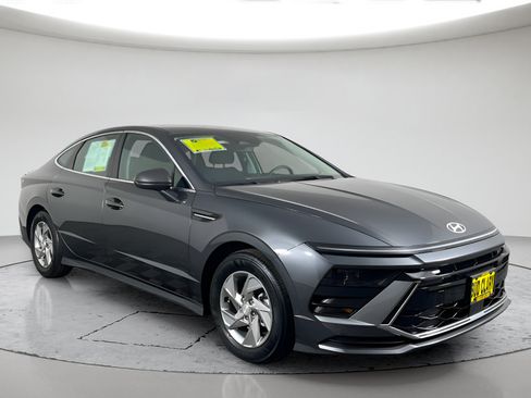 Used 2025 Hyundai Sonata SE FWD image 1