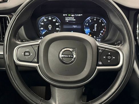 Used 2020 Volvo XC60 T5 Momentum w/ Protection Package Premier image 17