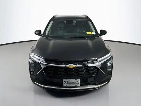 Used 2025 Chevrolet Trax LT w/ LT Convenience Package FWD image 2