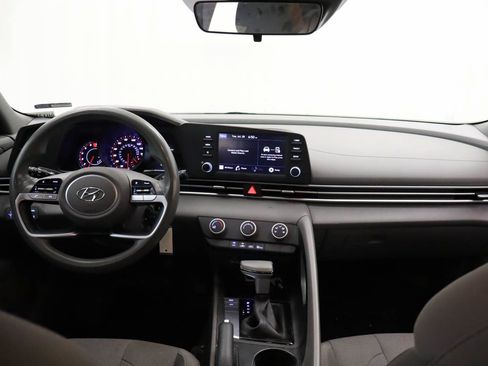 Used 2023 Hyundai Elantra SE FWD image 6