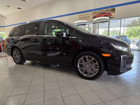 New 2026 Honda Odyssey Touring image 3