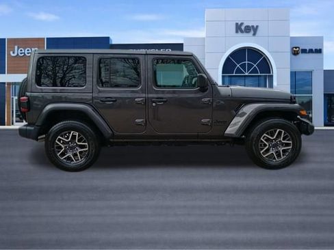 Used 2025 Jeep Wrangler Unlimited Sahara AWD/4WD image 7