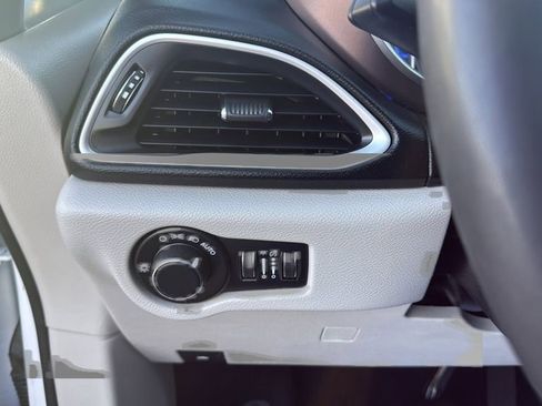 Used 2022 Chrysler Voyager LX FWD image 23